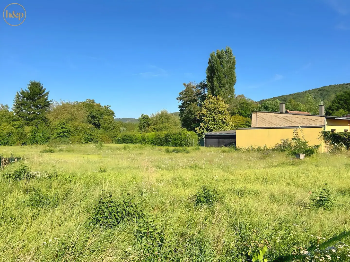 Sunny building plot in Wolfpassing: 2,102 m² for €989,000 – your place to live! Also interesting for developers