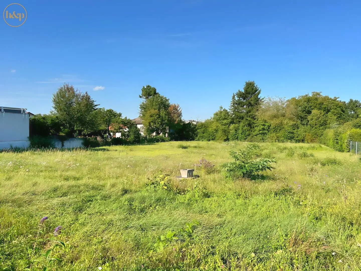 Sunny building plot in Wolfpassing: 2,102 m² for €989,000 – your place to live! Also interesting for developers
