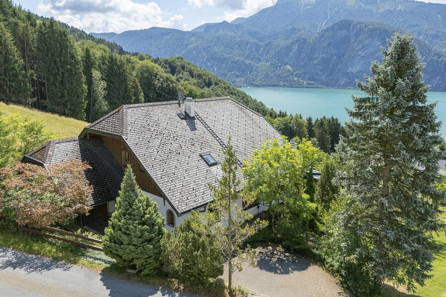 Traumlage im Mondseeland - Gemütliches Wohnhaus im Landhausstil mit schönem Seeblick, Pool, Sauna und gemeinschaftlicher Wasserquelle!