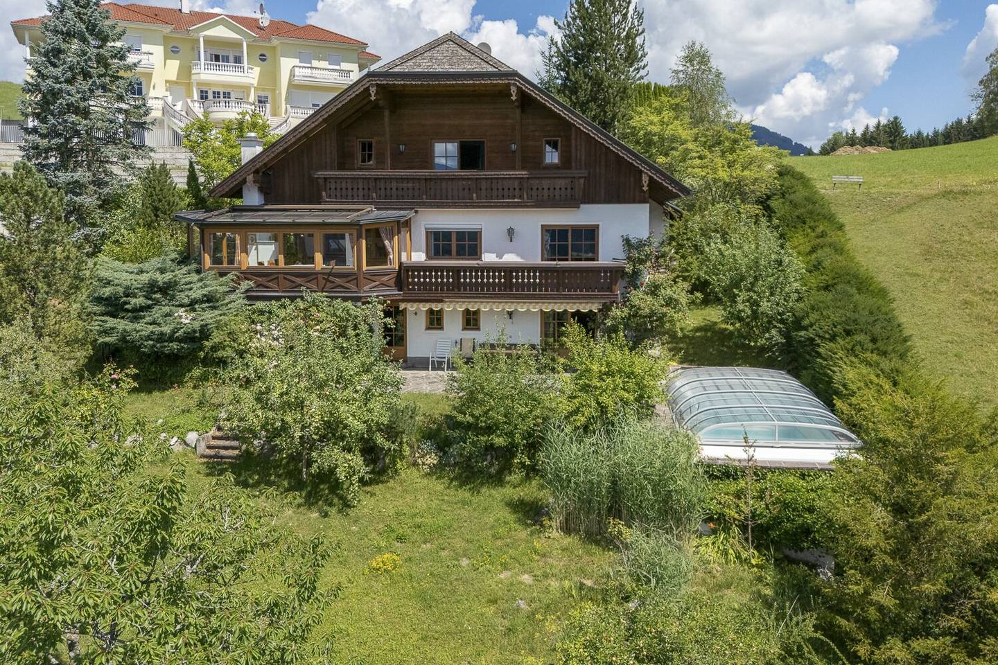 Traumlage im Mondseeland - Gemütliches Wohnhaus im Landhausstil mit schönem Seeblick, Pool, Sauna und gemeinschaftlicher Wasserquelle!