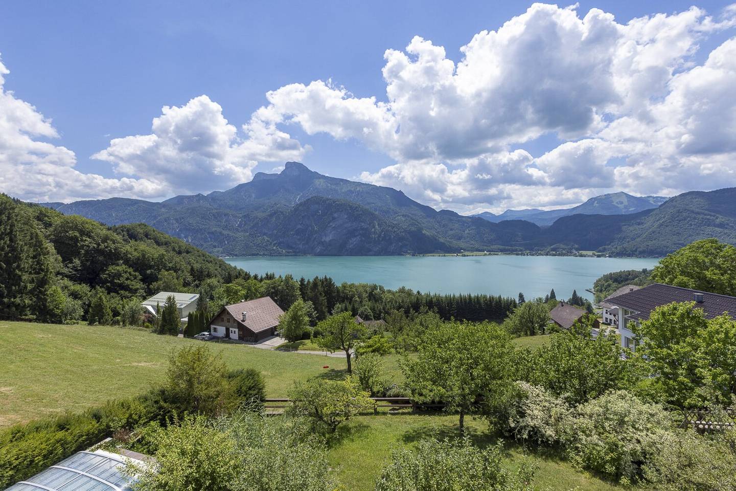 Traumlage im Mondseeland - Gemütliches Wohnhaus im Landhausstil mit schönem Seeblick, Pool, Sauna und gemeinschaftlicher Wasserquelle!