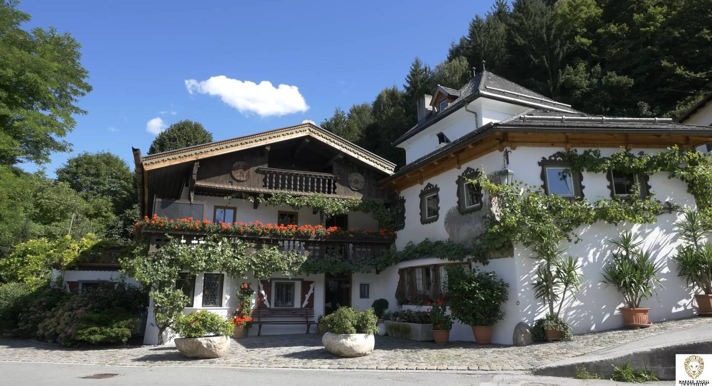 Upscale Tyrolean restaurant with history and awards for lease