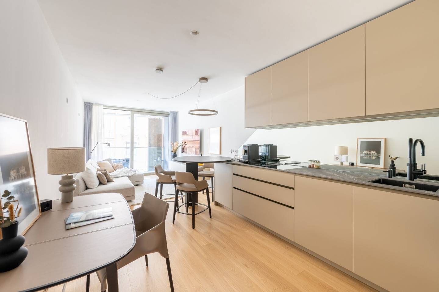 MÖBLIERT | 1010, Loggia, Ruhelage, Concierge, POLIFORM