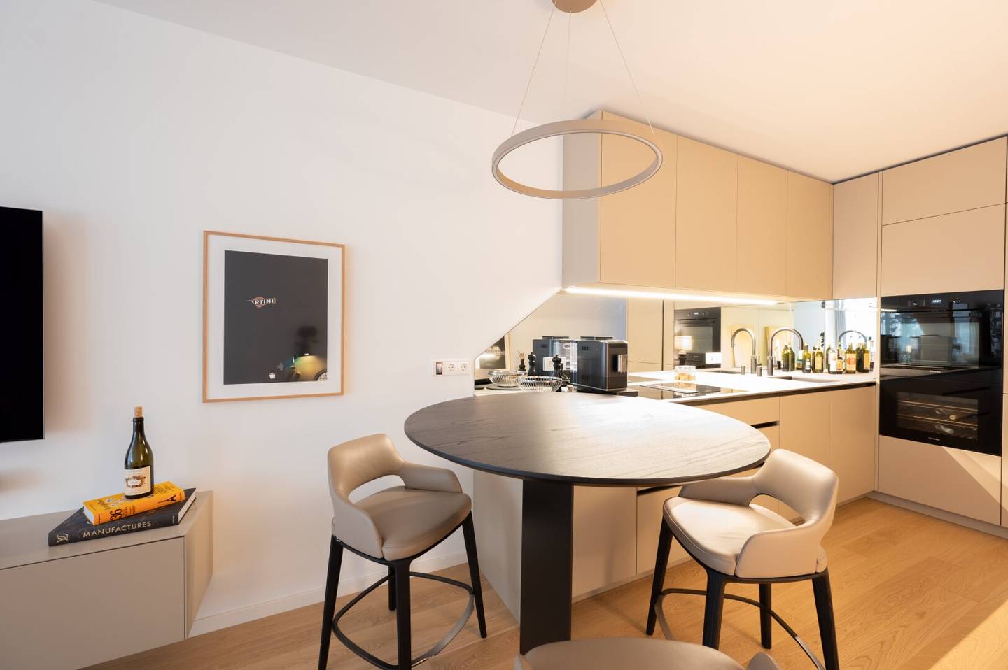 MÖBLIERT | 1010, Loggia, Ruhelage, Concierge, POLIFORM