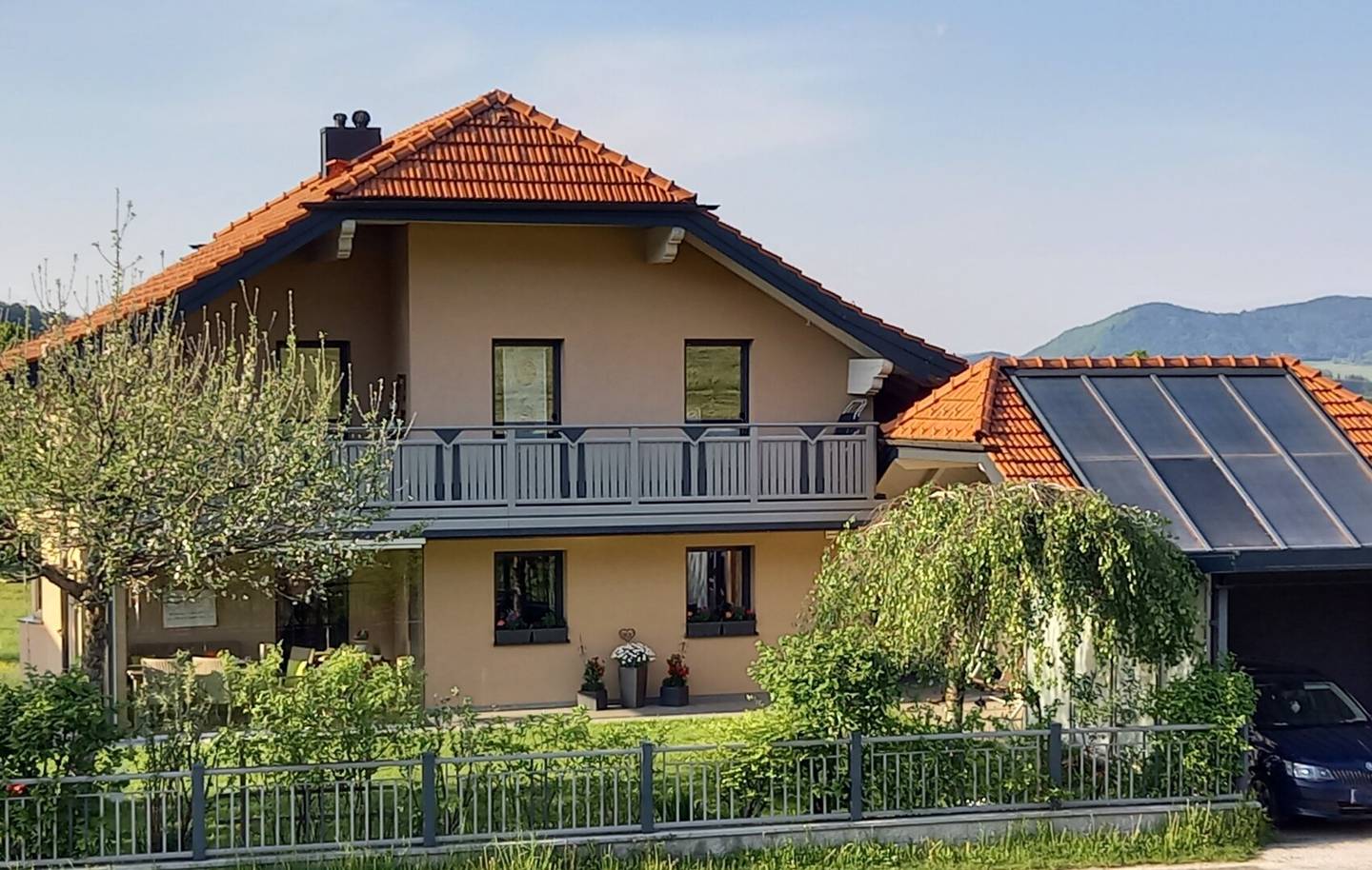 Top Zweifamilienhaus in Koppl bei Salzburg mit Einliegerwohnung – 2 Balkone, Garage, Solaranlage und Wohnraumlüftung!