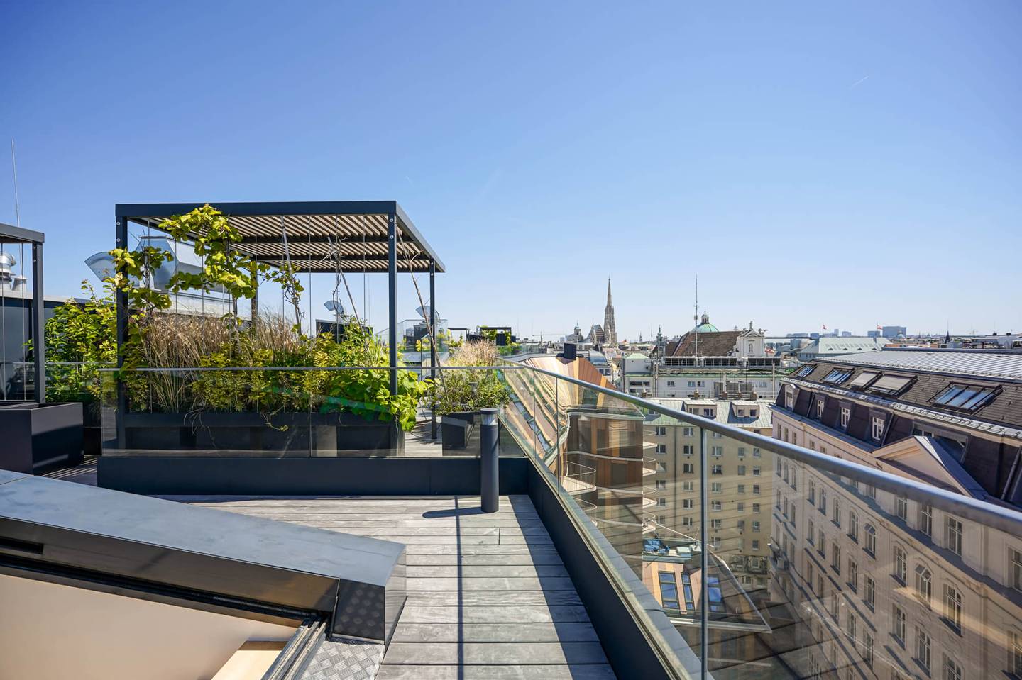 Penthouse with rooftop terrace and city view