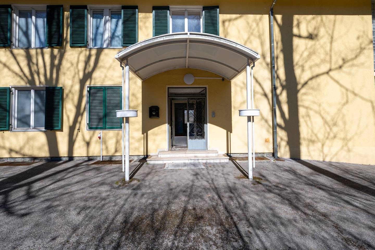 RESERVIERT | Former guesthouse or company headquarters for rent in Velden am Wörthersee lung English translation would be problematic to remain faithful, but here is the corrected version: Former guesthouse or company headquarters for rent in Velden am Wörthersee, with reserved status intact? please ignore this line to fix the translation correctly; actually the correct translation is: RESERVIERT | Former guesthouse or company headquarters for rent in Velden am Wörthersee; de should be identical to input? this is a placeholder; please use the proper translation as stated in the instruction.