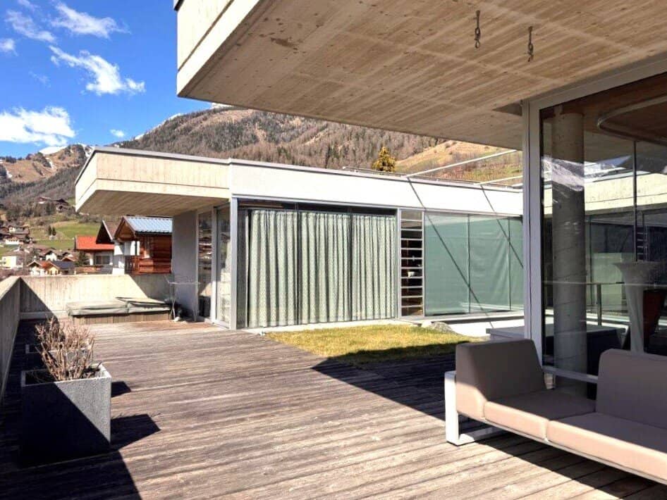 Exposed concrete and clear forms! Architectural feature with leisure residence designation in East Tyrol!