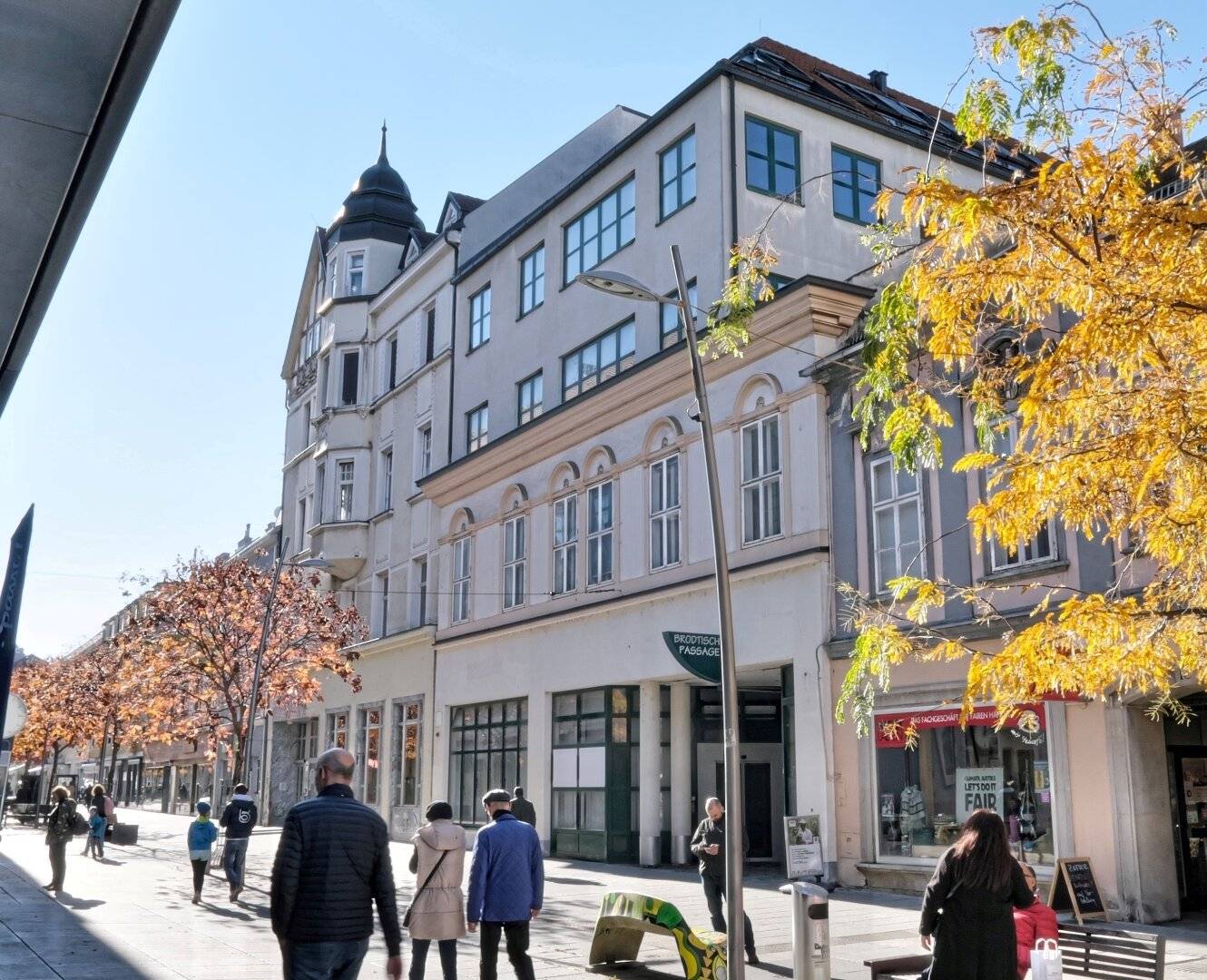 Pedestrian Zone! Complete income house / commercial building 3,241 m² buy or rent