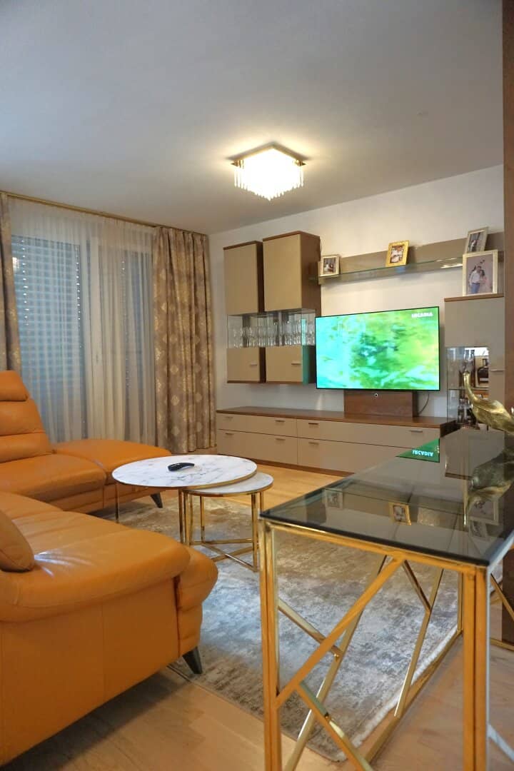 HOUSE IN THE HOUSE! Like-new 4-room maisonette apartment with garden, terrace and 2 underground parking spaces