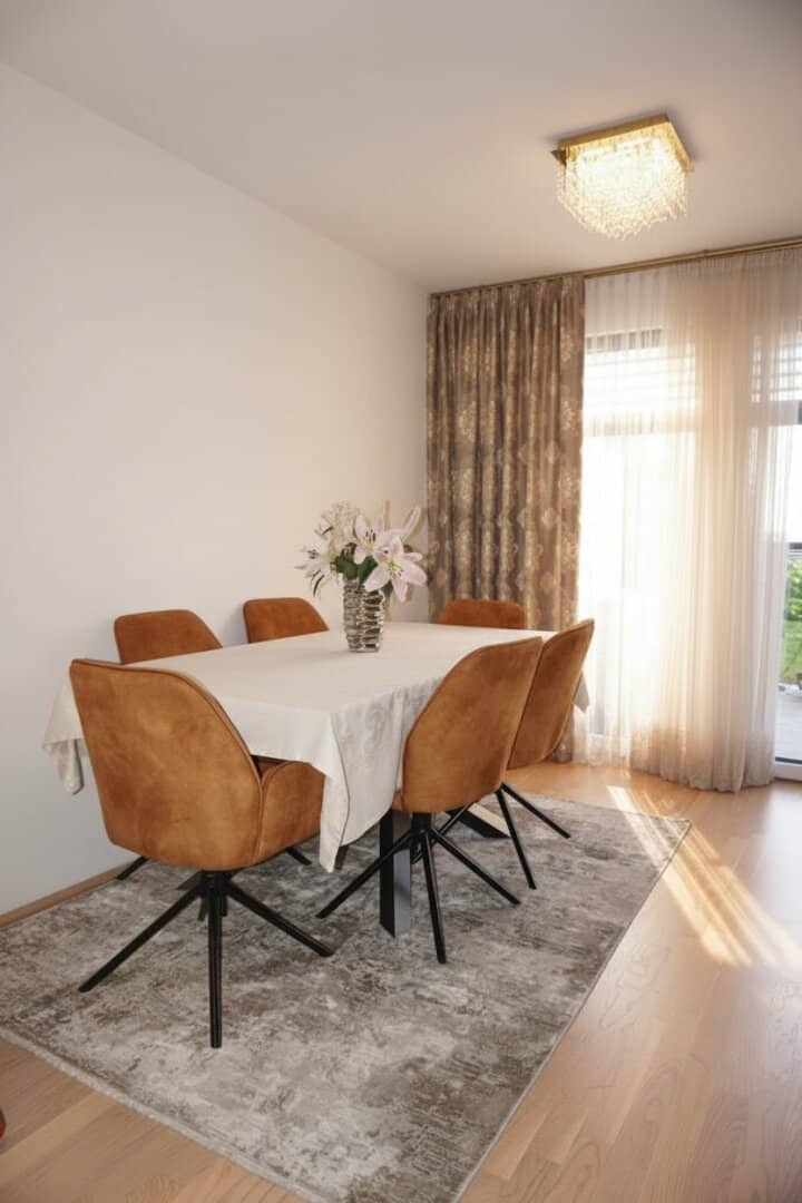 HOUSE IN THE HOUSE! Like-new 4-room maisonette apartment with garden, terrace and 2 underground parking spaces