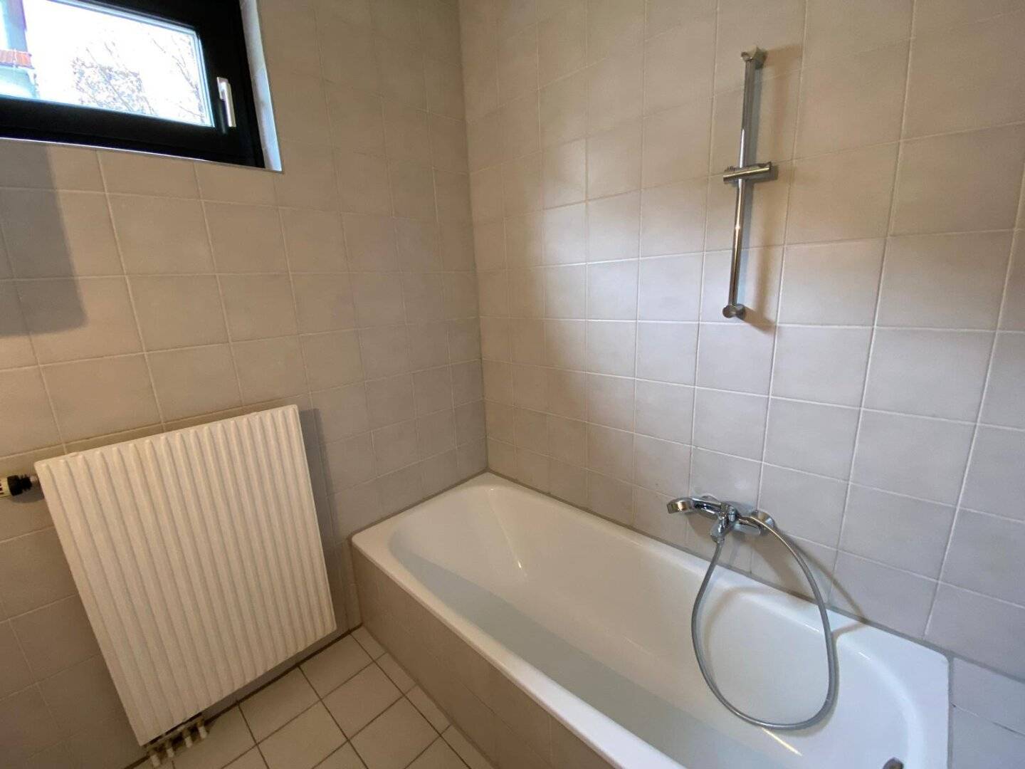 VOLLSANIERTE  3 - ZIMMERWOHNUNG PROVISIONSFREI ZU VERKAUFEN!
