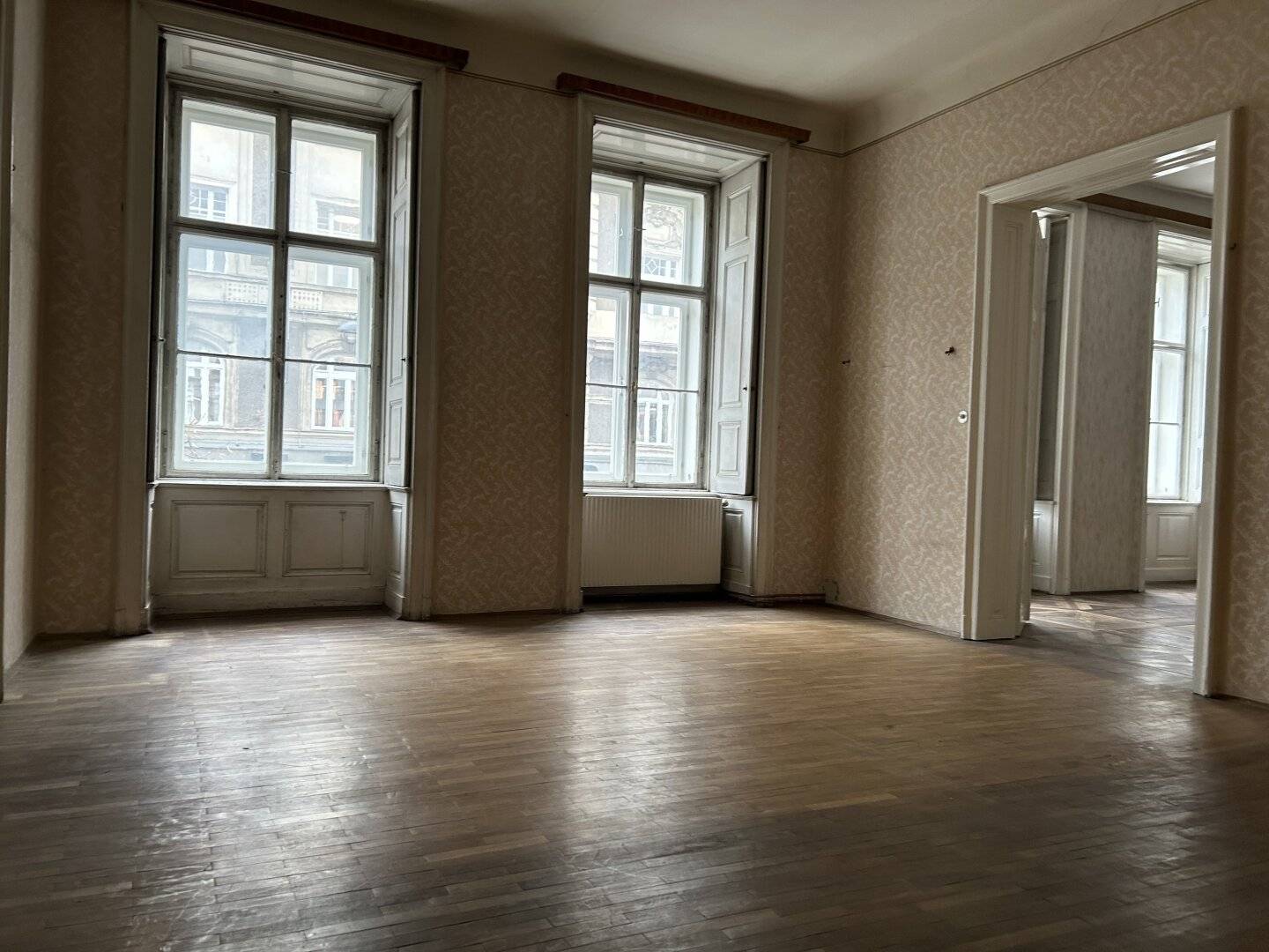 Ihr neues Zuhause-Charmante Altbauwohnung mit Gestaltungspotenzial in Bestlage beim Rochusmarkt !