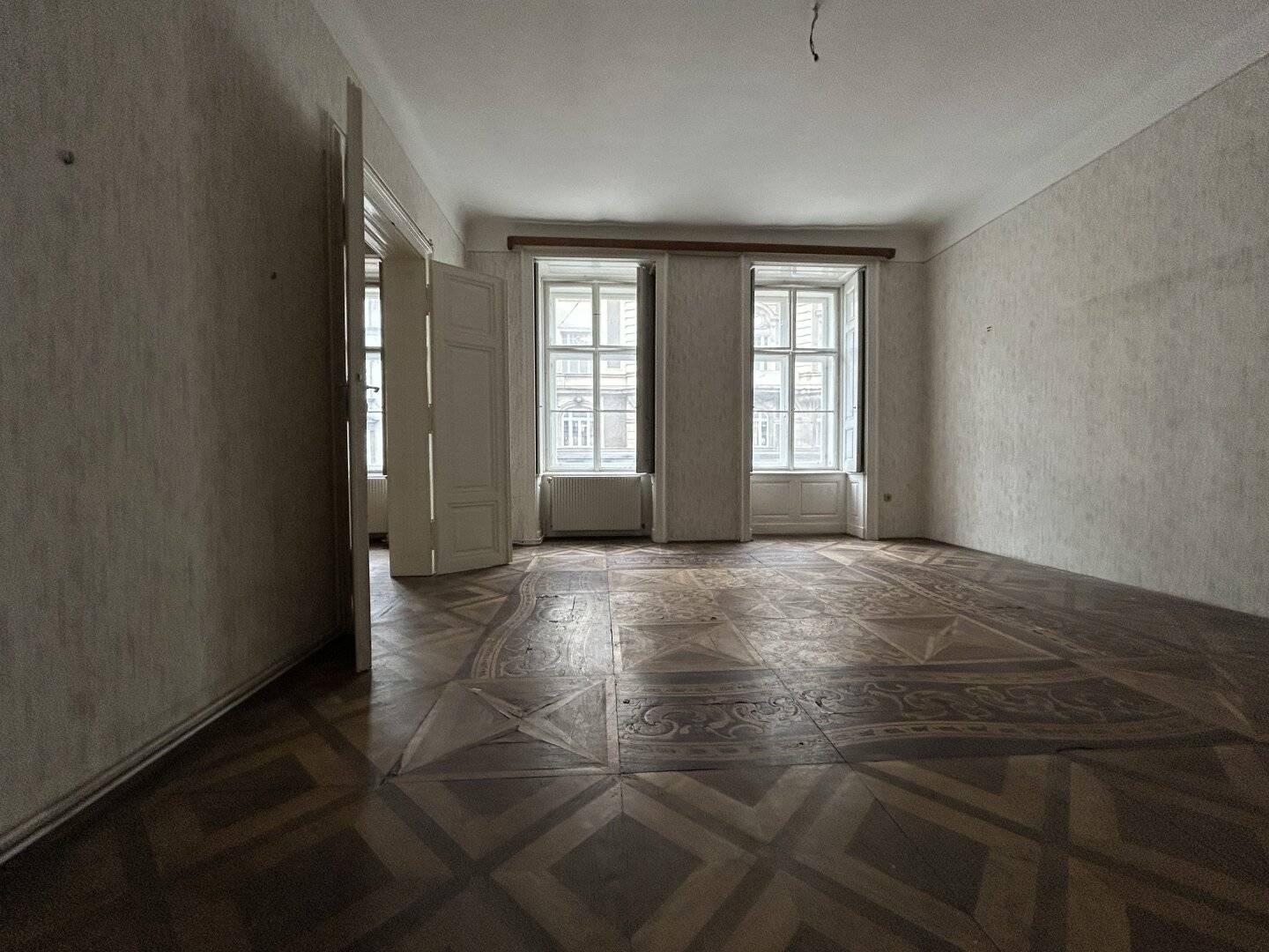 Ihr neues Zuhause-Charmante Altbauwohnung mit Gestaltungspotenzial in Bestlage beim Rochusmarkt !