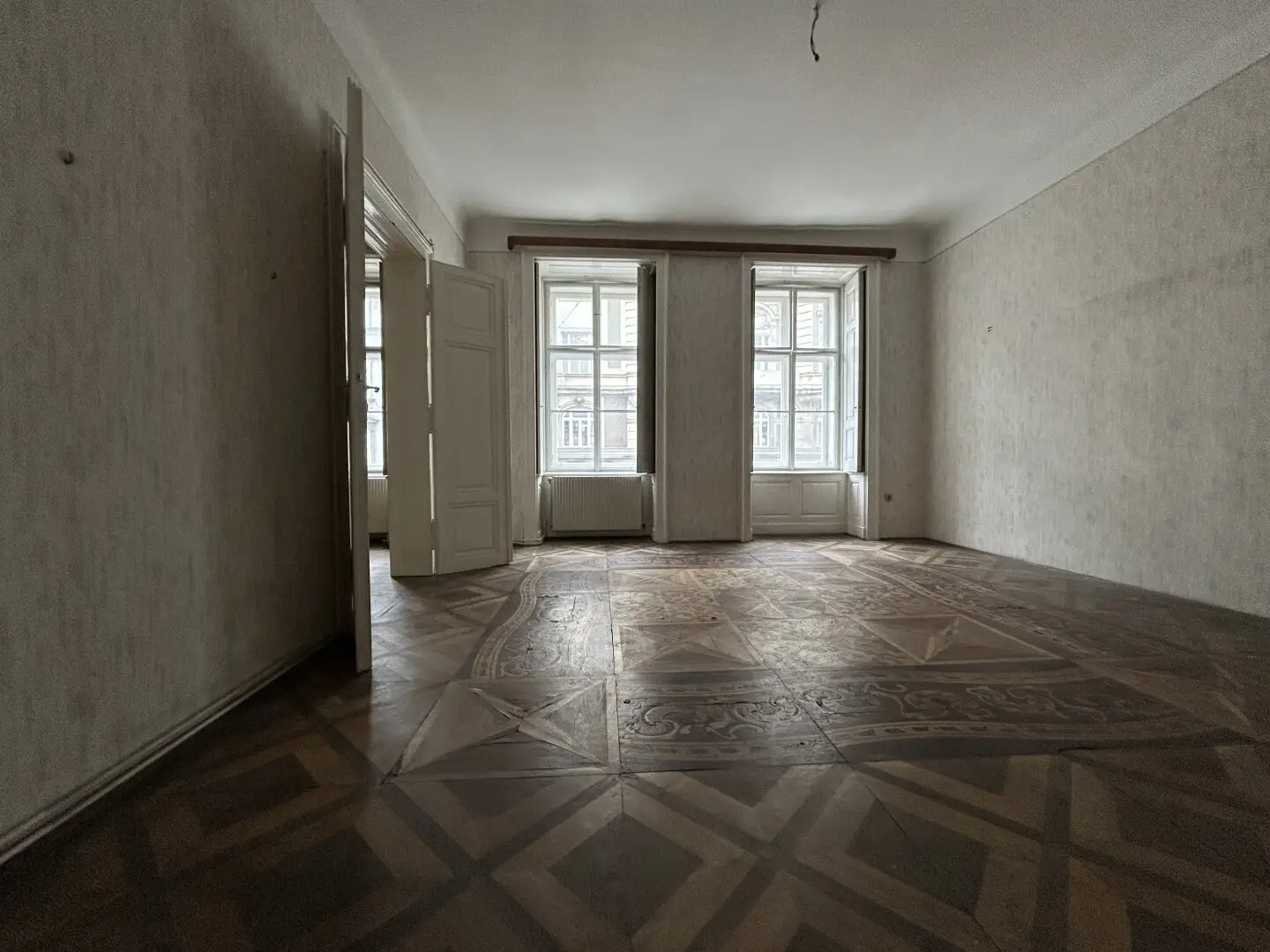 Your new home, charming old apartment with design potential in a prime location near Rochusmarkt