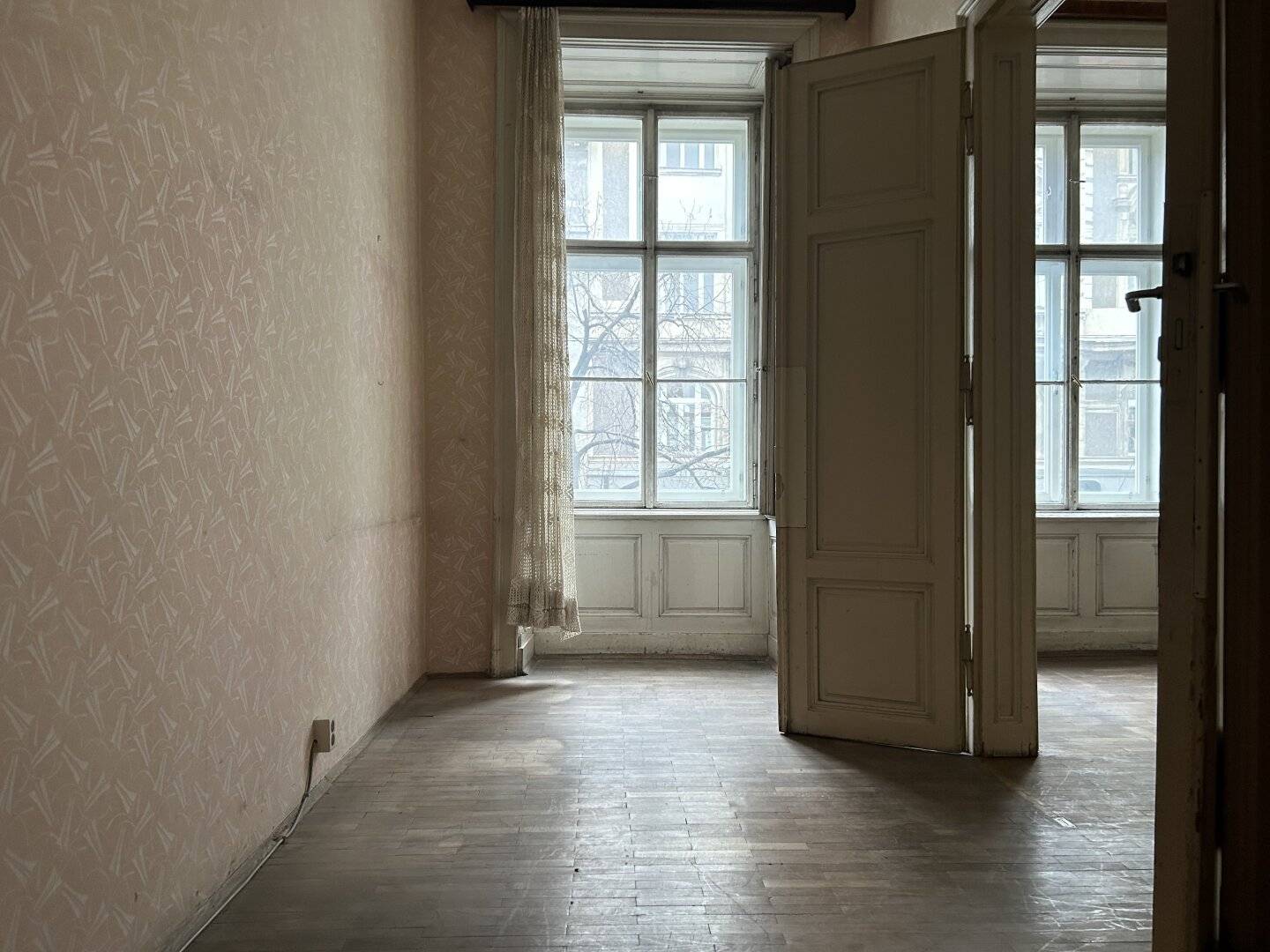 Ihr neues Zuhause-Charmante Altbauwohnung mit Gestaltungspotenzial in Bestlage beim Rochusmarkt !