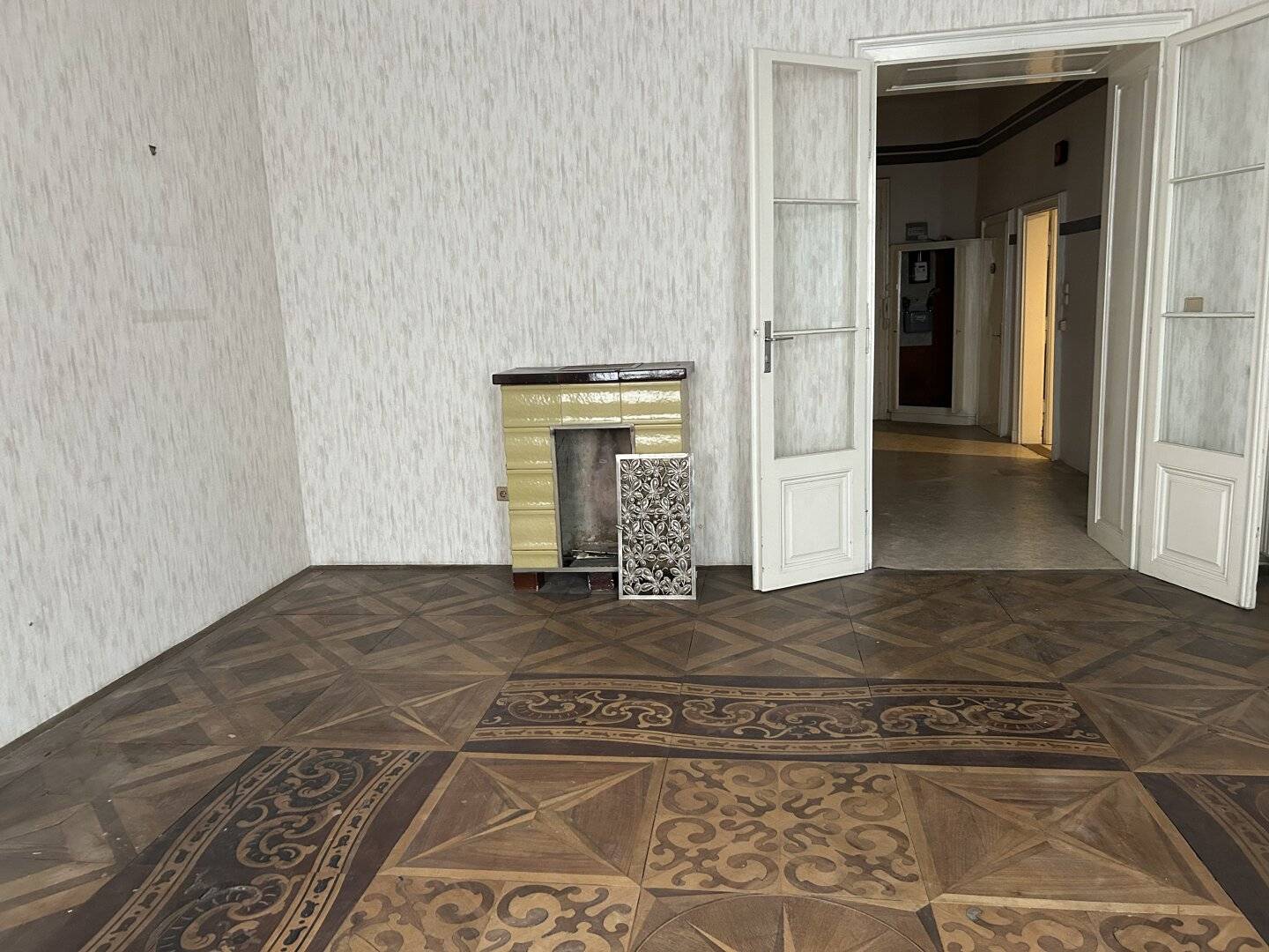 Ihr neues Zuhause-Charmante Altbauwohnung mit Gestaltungspotenzial in Bestlage beim Rochusmarkt !