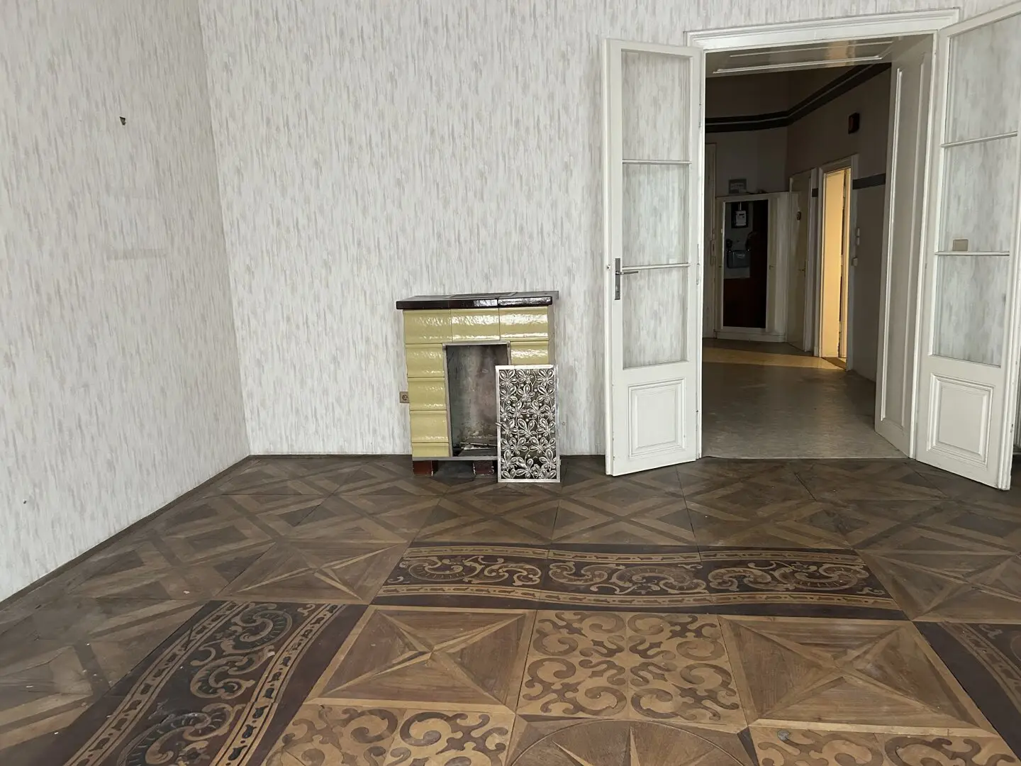Your new home, charming old apartment with design potential in a prime location near Rochusmarkt