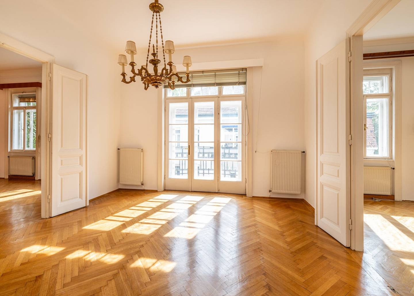 Charming old building apartment with balcony and lots of design freedom','de'':'Charmante Altbauwohnung mit Balkon und viel Gestaltungsspielraum!