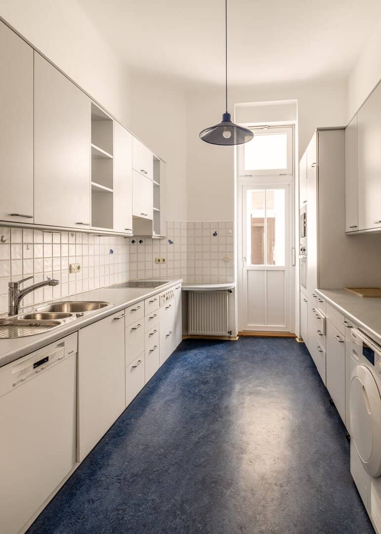 Charming old building apartment with balcony and lots of design freedom','de'':'Charmante Altbauwohnung mit Balkon und viel Gestaltungsspielraum!