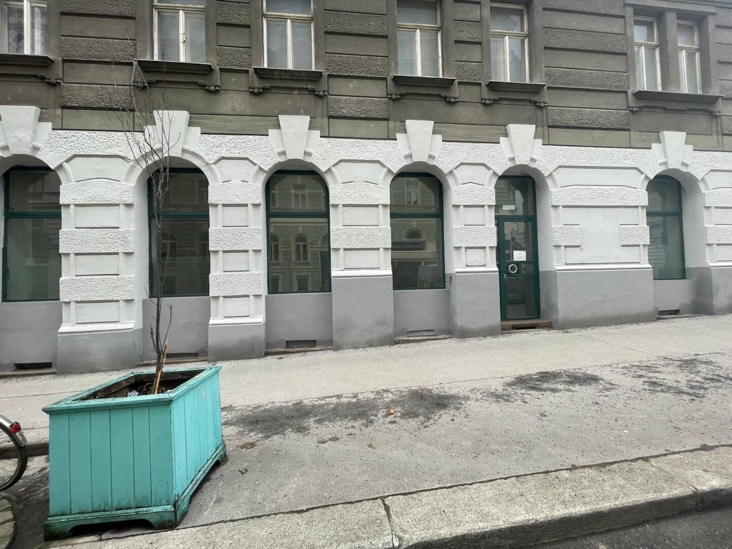 Corner commercial premises in very good location in the 9th district – near Volksoper