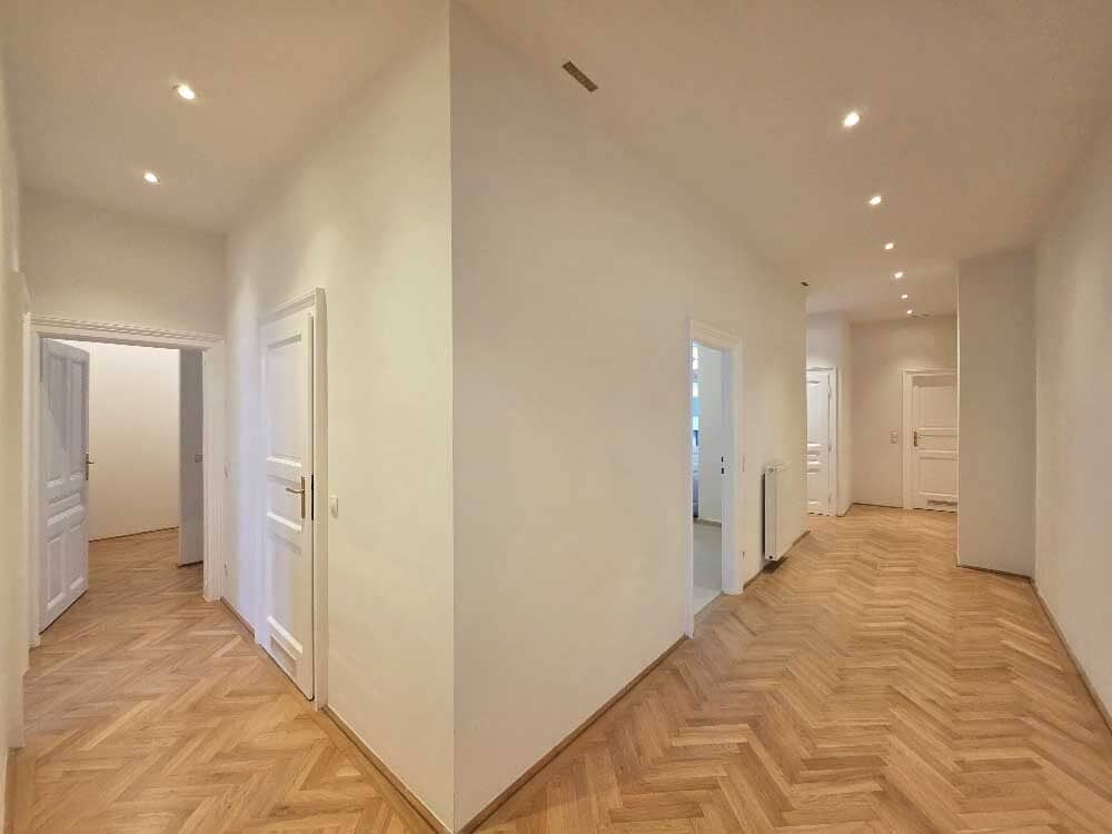 MARIAHILFER STRASSE | 3-room period apartment with balcony | U3 Zieglergasse | barrier-free lift