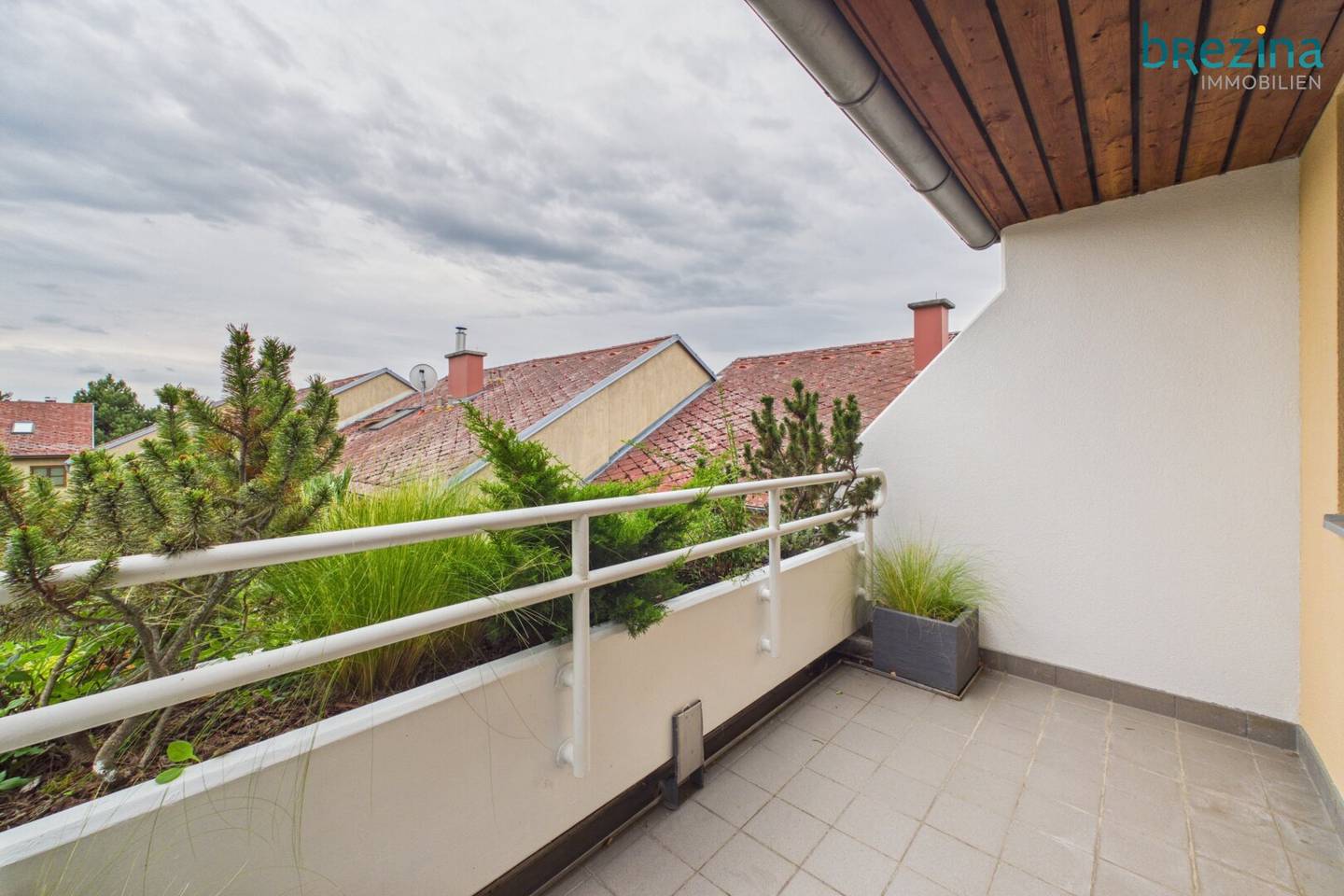 Move in and enjoy high quality 3 room apartment with loggia and own parking space