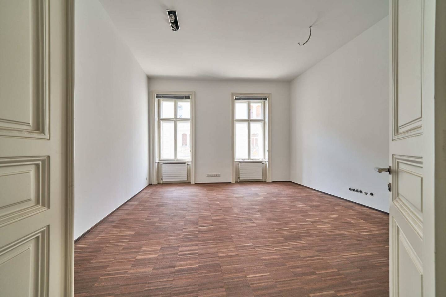 Representative office in a historic building in a prime location in the city center 278 m² 7 rooms on the third floor with elevator