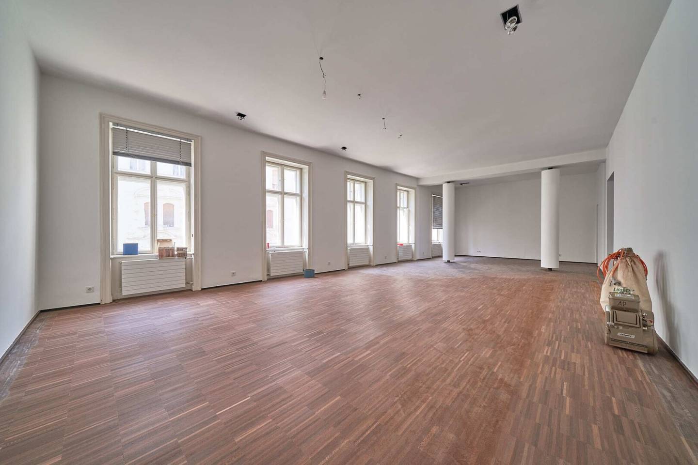 Representative office in a historic building in a prime location in the city center 278 m² 7 rooms on the third floor with elevator