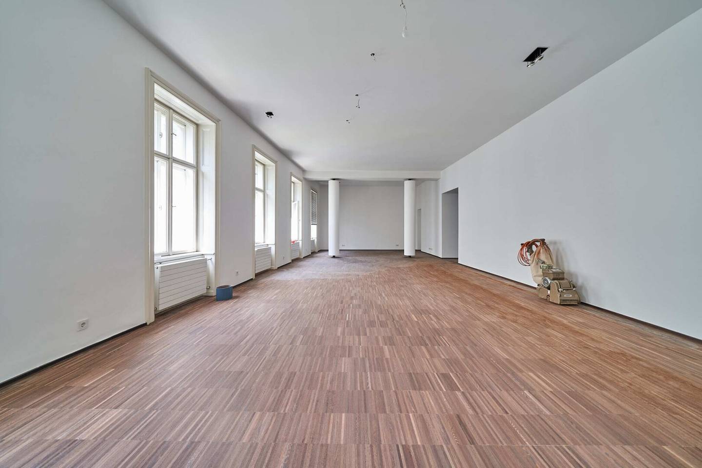 Representative office in a historic building in a prime location in the city center 278 m² 7 rooms on the third floor with elevator