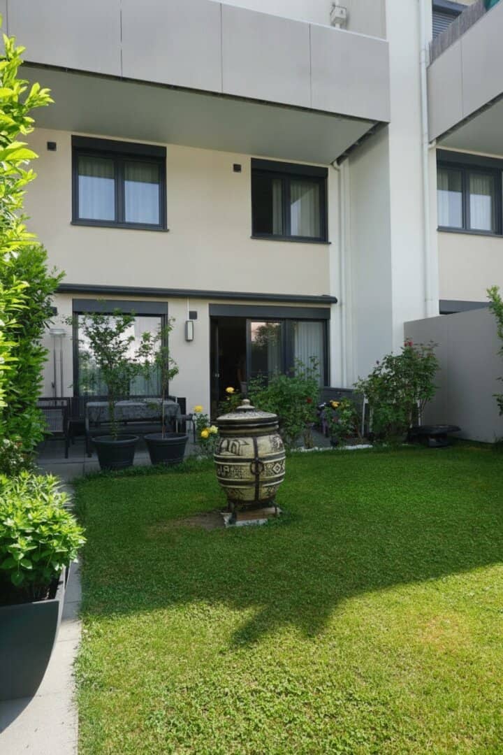 HOUSE IN THE HOUSE! Like-new 4-room maisonette apartment with garden, terrace and 2 underground parking spaces