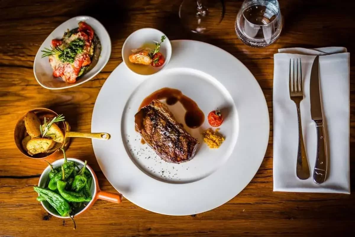Well frequented gastronomy business including cocktail bar near Bürger King with indefinite lease available immediately
