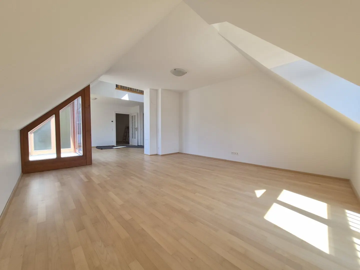 DORNBACH! RUHELAGE! WUNDERSCHÖNE, RENOVIERTE DACHMAISONETTE MIT TERRASSEN! GARAGEN MÖGLICH!