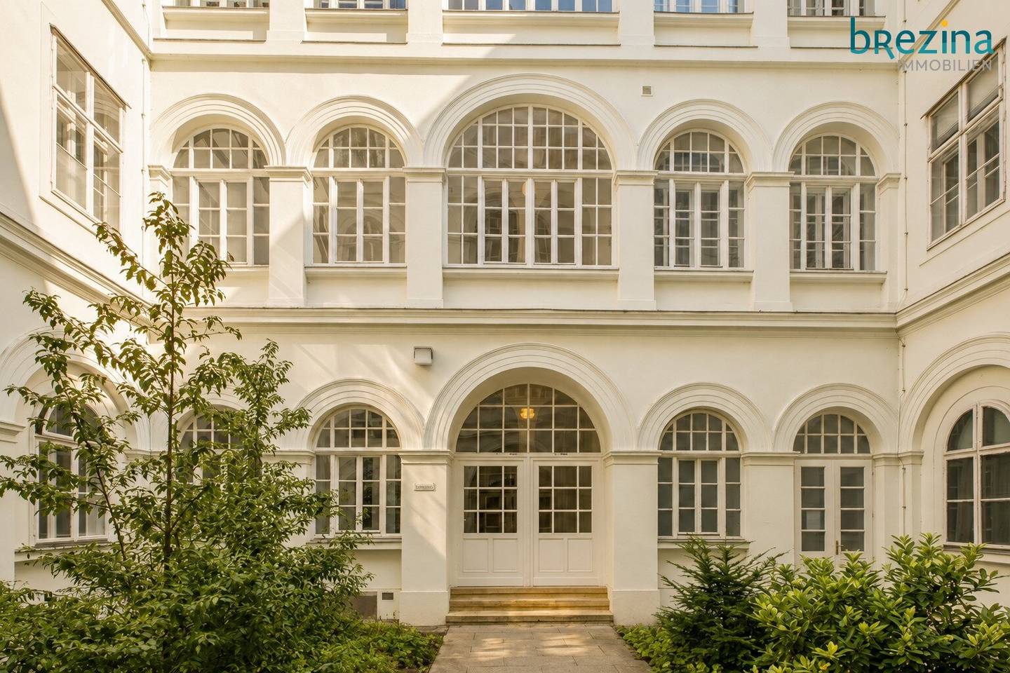 Altbauflair trifft Atrium – Wohnen nahe Servitenviertel
