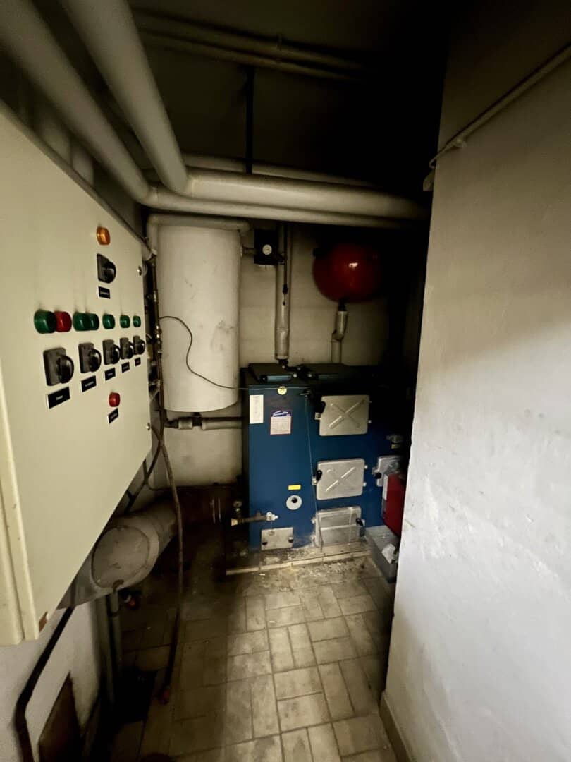 GROSSZÜGIGE DOPPELHAUSHÄLFTE MIT WEINGARTENBLICK und PRAXIS/ORDI/BÜRO/ATELIER-MÖGLICHKEIT FÜR JUNGFAMILIEN