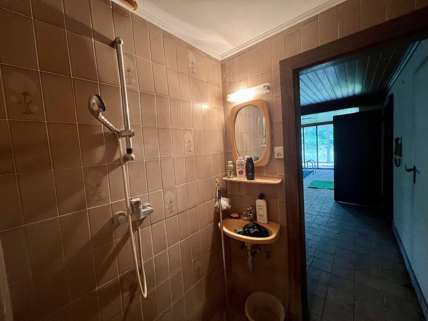 GROSSZÜGIGE DOPPELHAUSHÄLFTE MIT WEINGARTENBLICK und PRAXIS/ORDI/BÜRO/ATELIER-MÖGLICHKEIT FÜR JUNGFAMILIEN