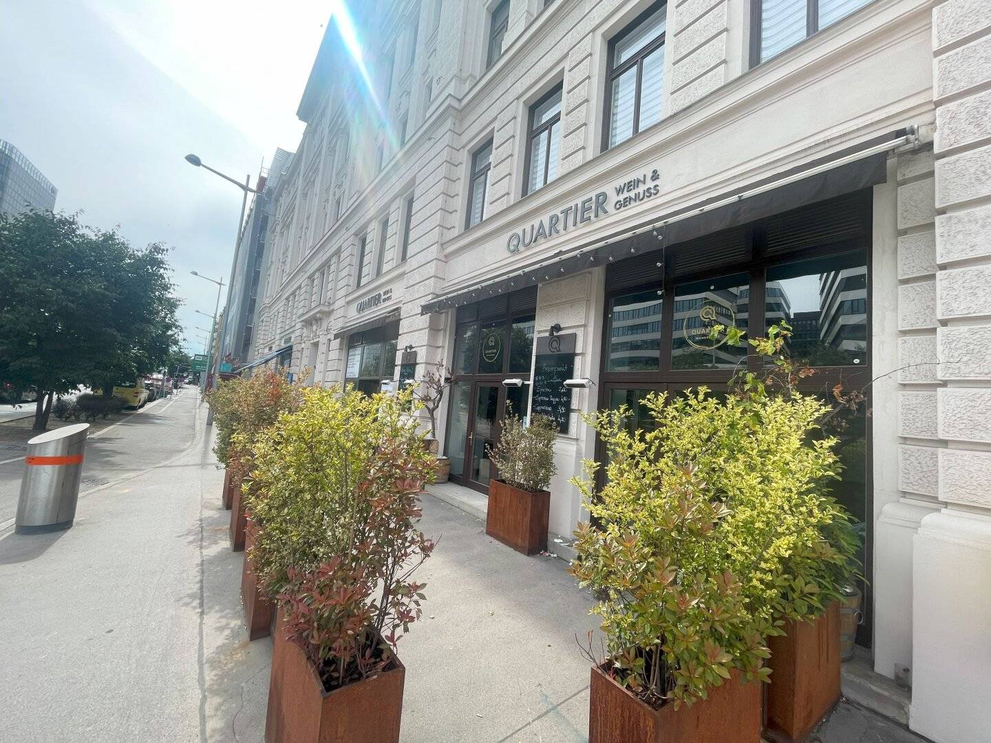 Approx. 5% return! Attractive commercial premises near Main Train Station and Belvedere