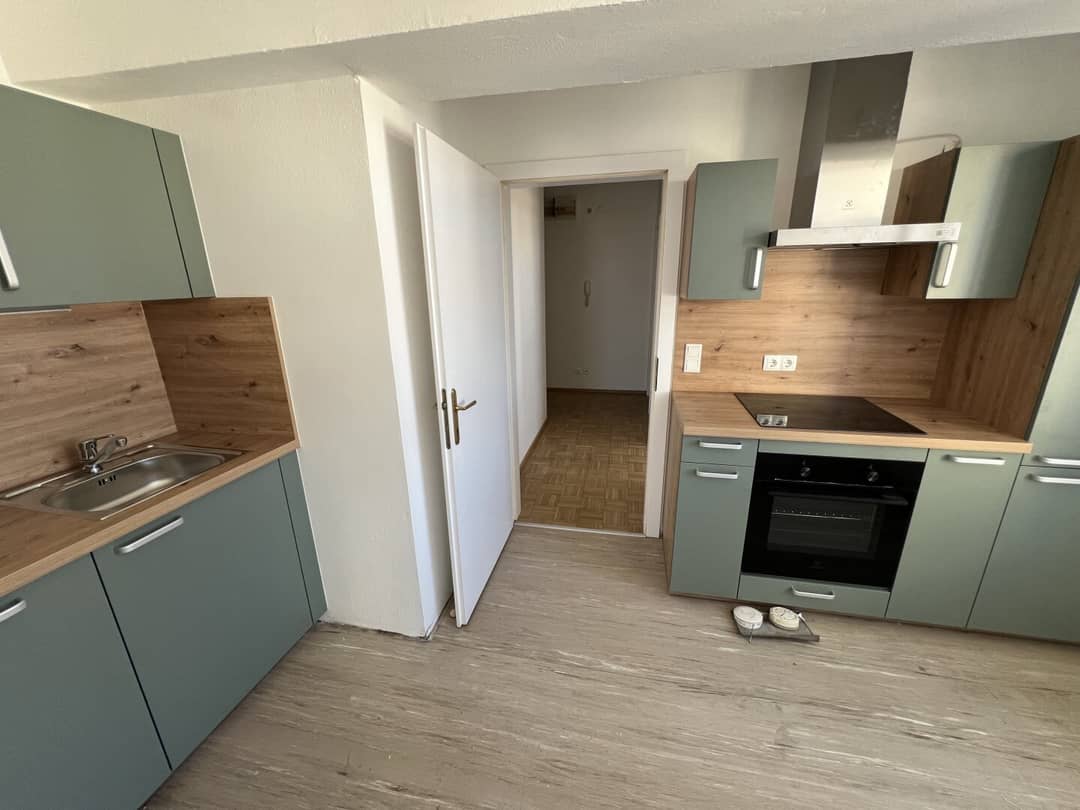 Saniert - neue Küche - Altbau -  3. Stock mit LIFT !!