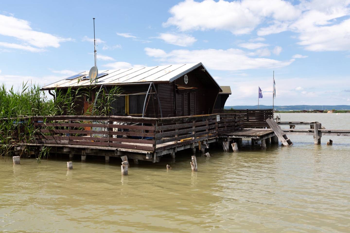 Toplage am offenen See - Seehütte in abbruchreifem Zustand