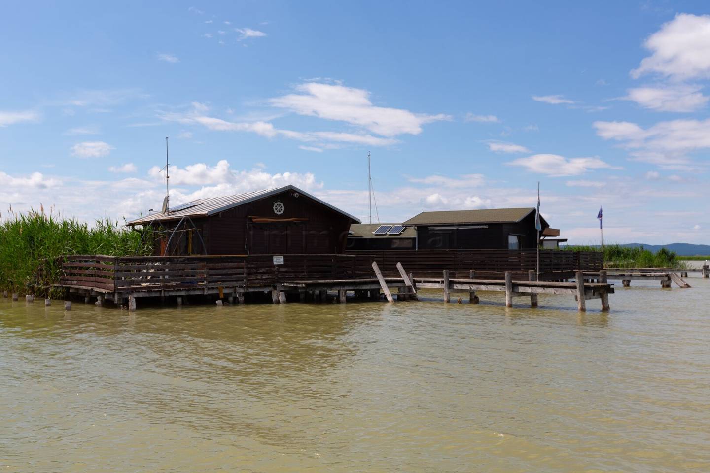 Toplage am offenen See - Seehütte in abbruchreifem Zustand