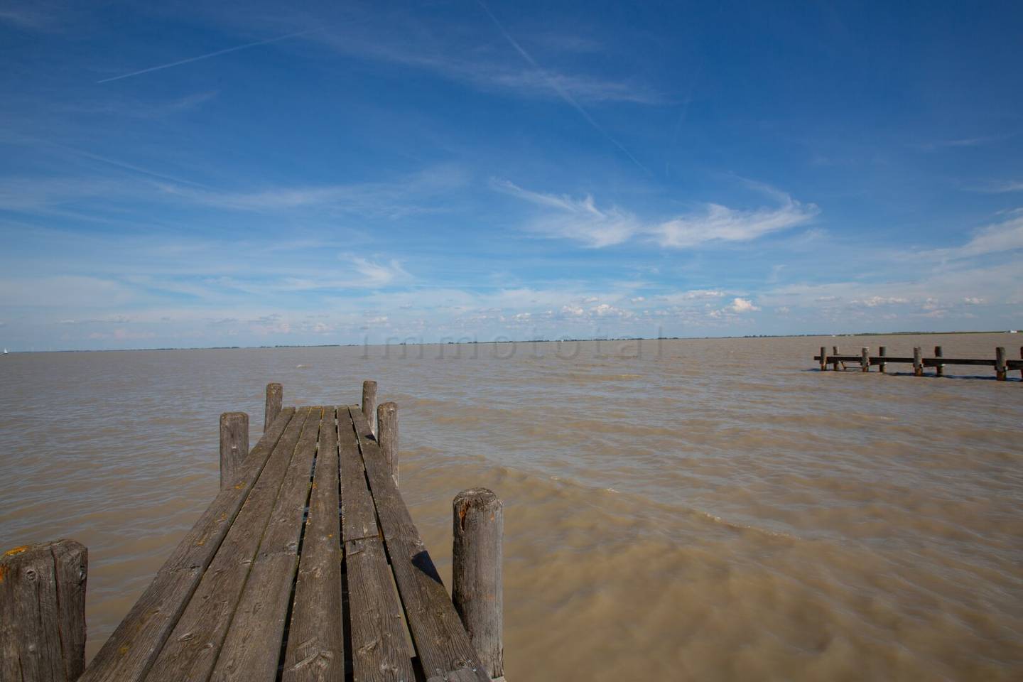 Toplage am offenen See - Seehütte in abbruchreifem Zustand