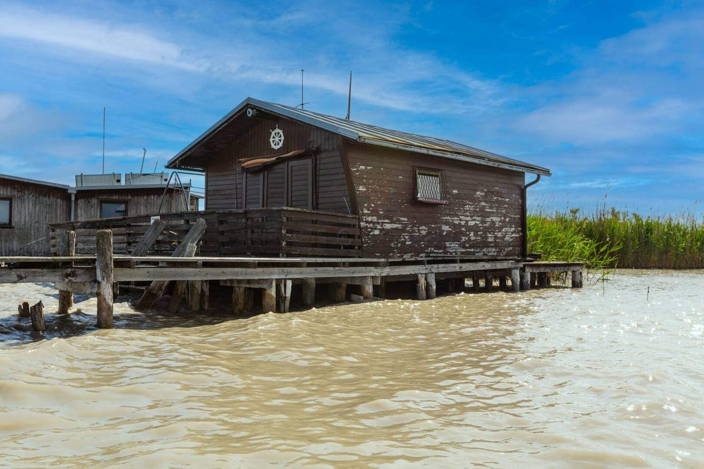 Toplage am offenen See - Seehütte in abbruchreifem Zustand