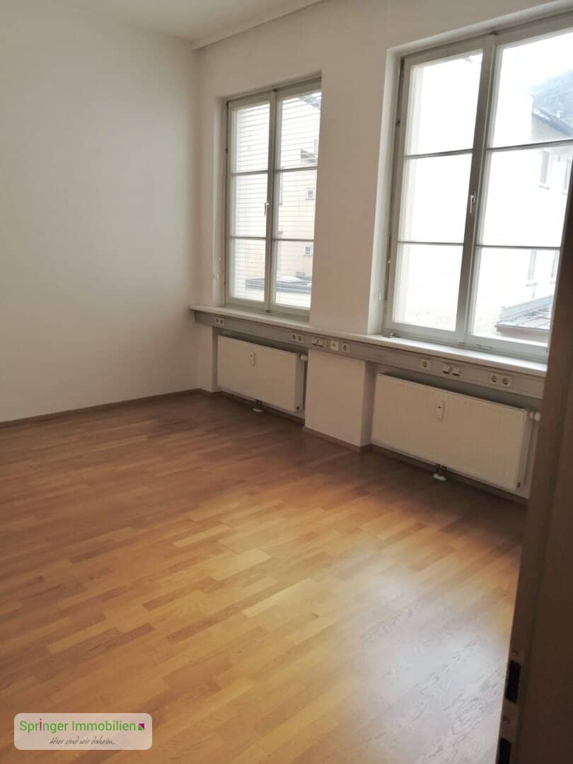 It doesn't get any more central! Ideal office/atelier/studio in top location