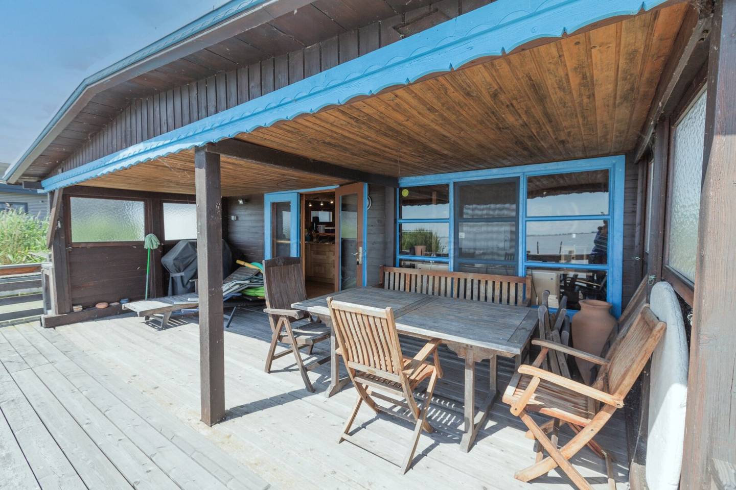 Flachdach-Seehütte in Toplage am offenen See