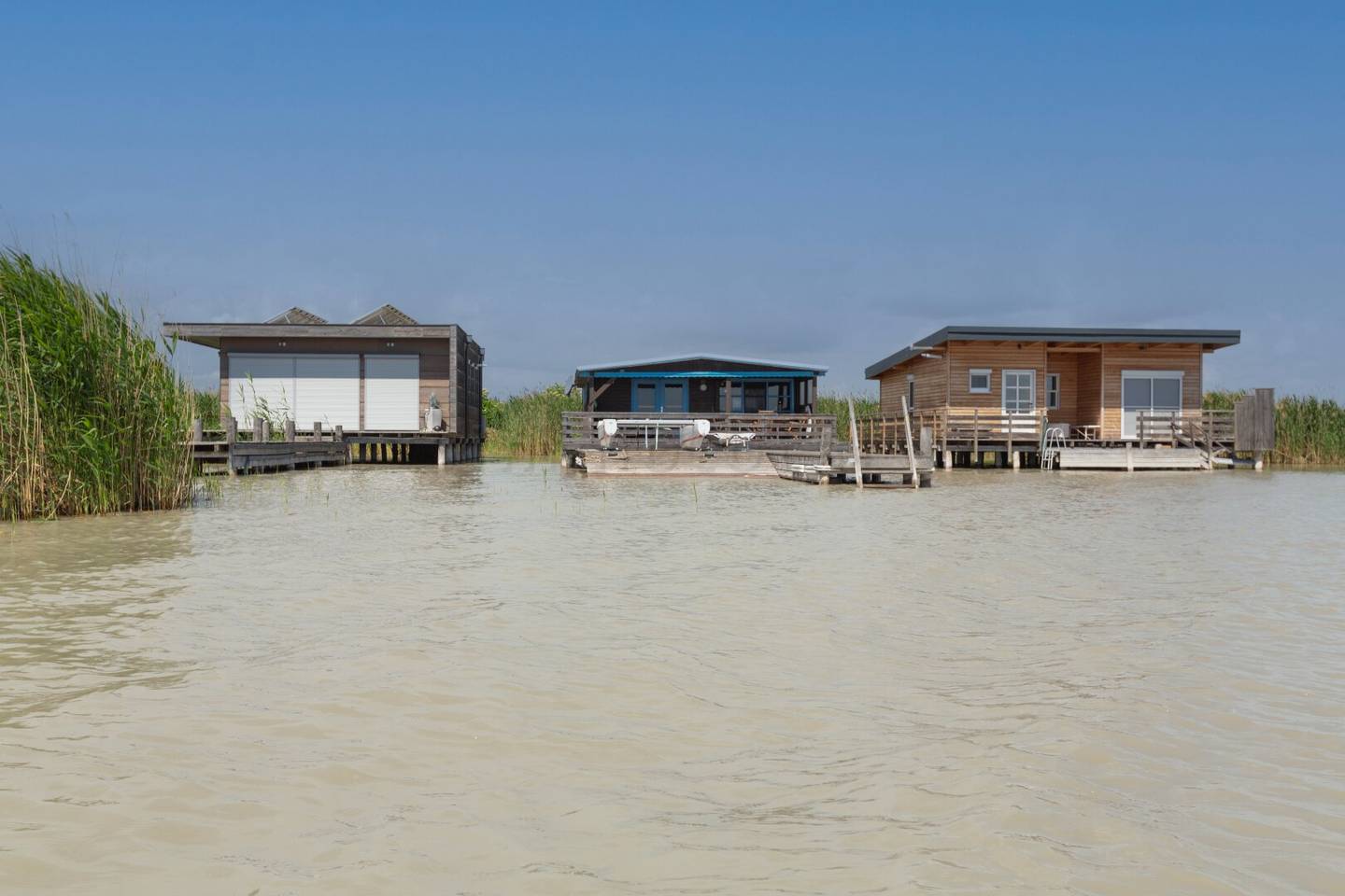 Flachdach-Seehütte in Toplage am offenen See