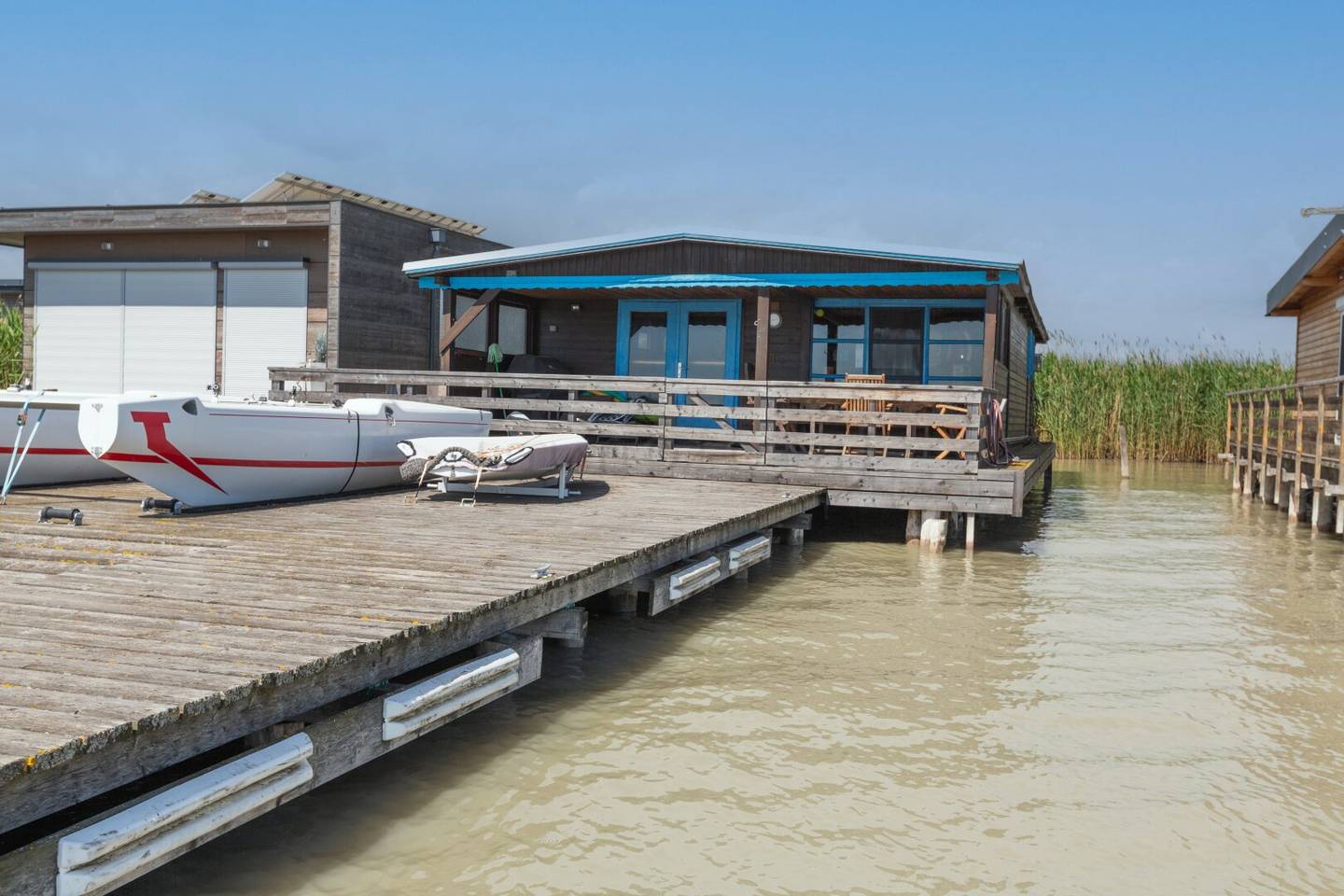 Flachdach-Seehütte in Toplage am offenen See