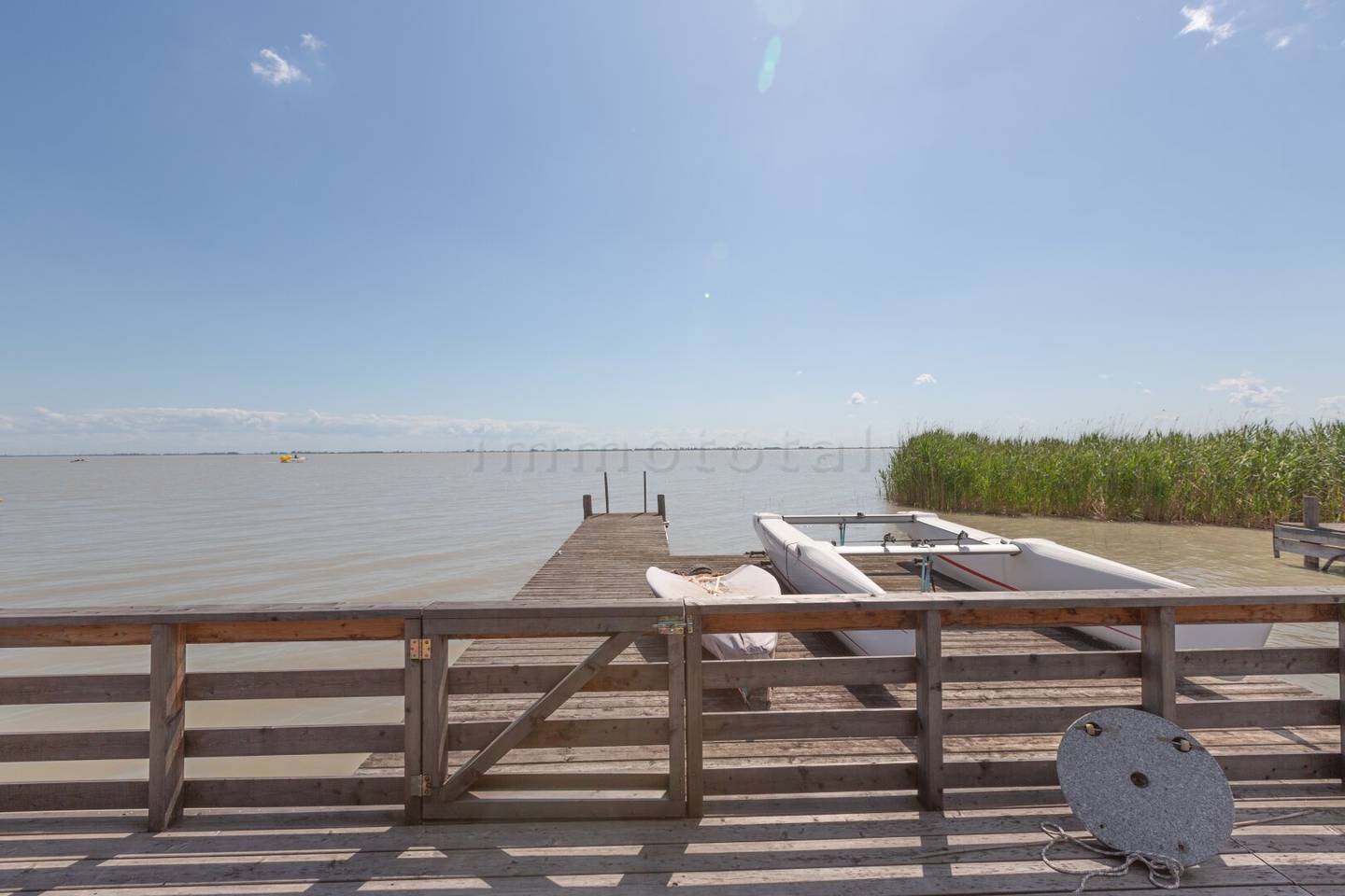 Flachdach-Seehütte in Toplage am offenen See