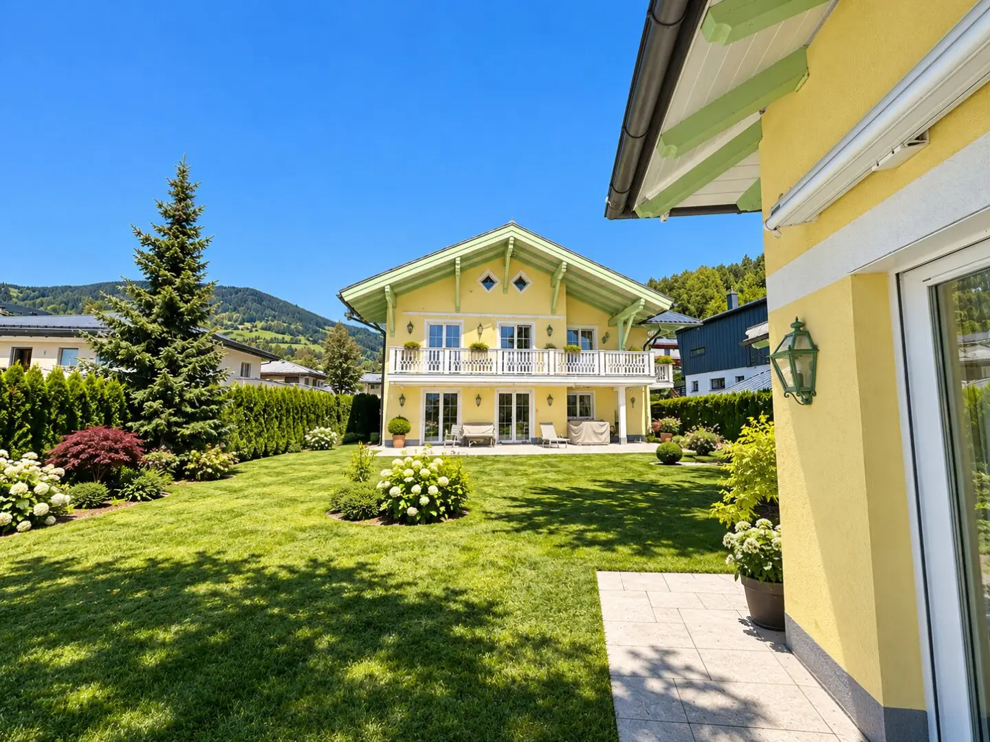 Idyllic Home: Exclusive Villa with Indoor Pool and Wellness Area","de":"Idyllisches Zuhause: Exklusive Villa mit Indoor-Pool &amp; Wellnessbereich"