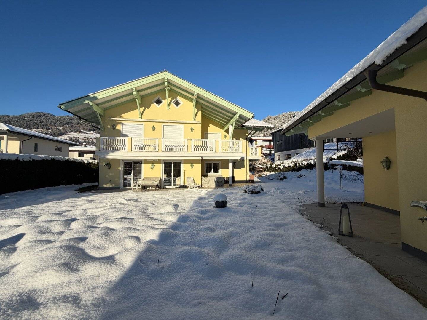 Idyllisches Zuhause: Exklusive Villa mit Indoor-Pool & Wellnessbereich