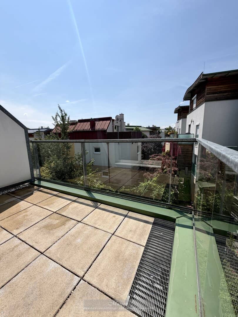 Light filled Maisonette Apartment with Terrace and Owned Garage